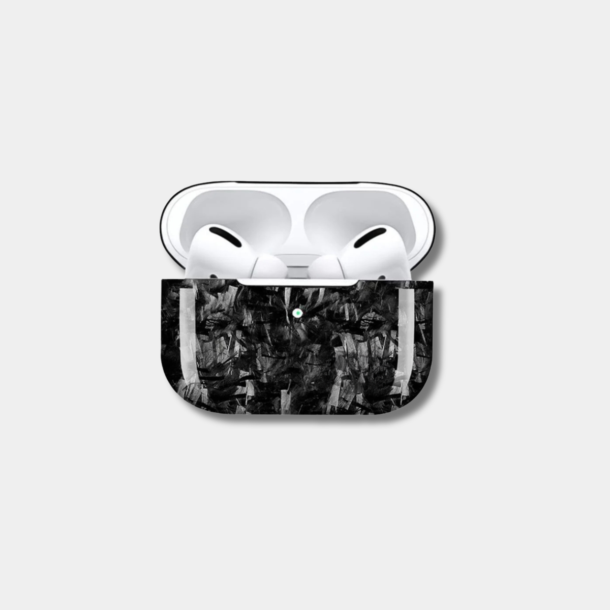 Coque AirPods en carbone forgé noir Fibernium, finition FORGE, sur un boîtier de charge AirPods