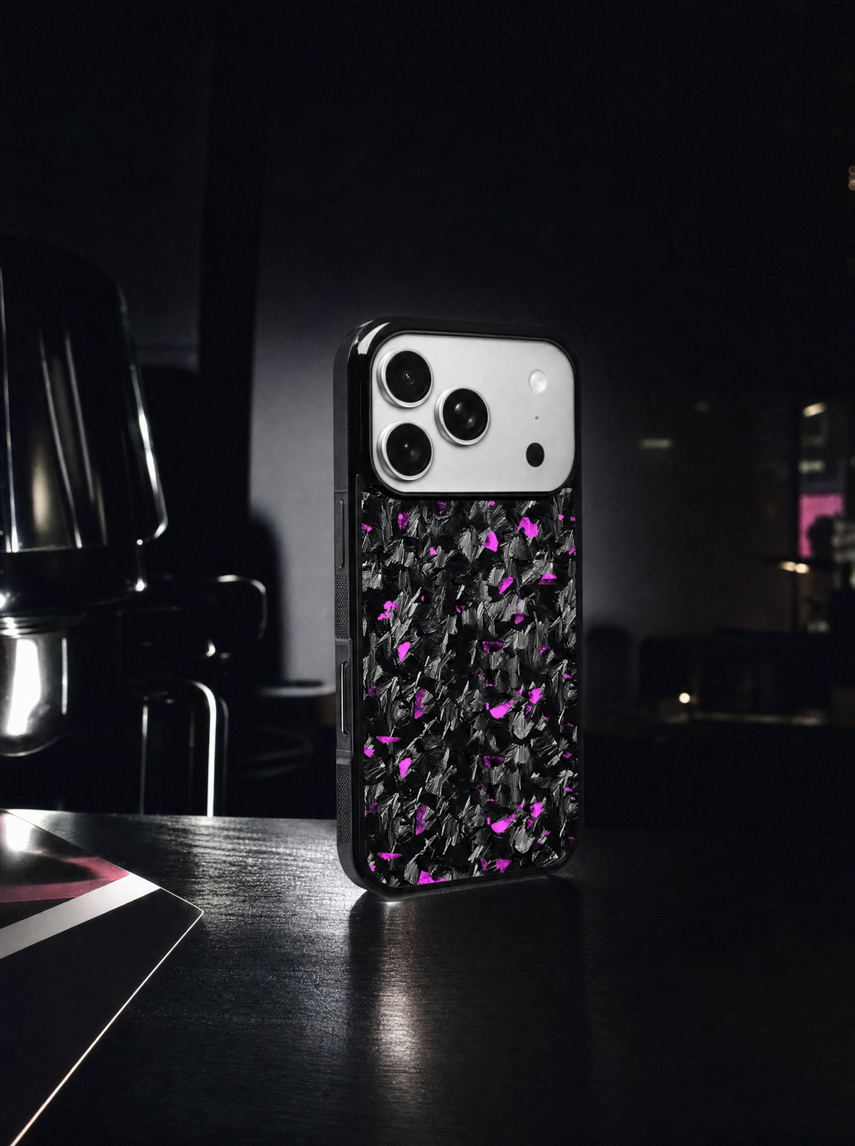 Coque iPhone en fibre de carbone Fibernium, posée sur un nouvel iPhone