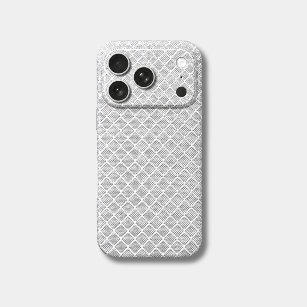 Coque iPhone MONOCOQUE MAILLE Fibernium, vue de dos, tissage carbone et aramide blanc à losanges, plateau photo recouvert
