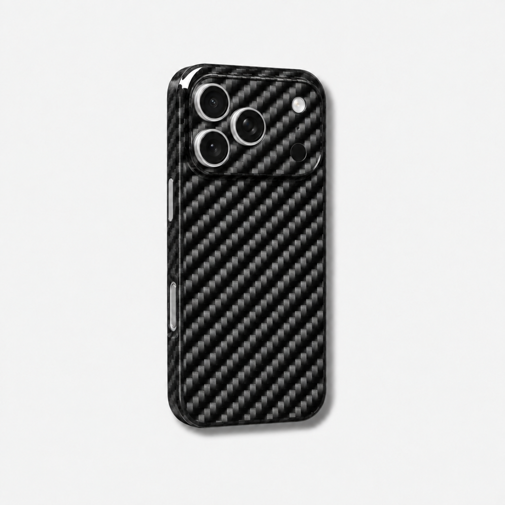 Coque iPhone MONOCOQUE FIBRE Fibernium, vue de trois quarts, fibre de carbone tissée recouvrant le plateau photo
