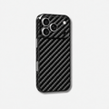Coque iPhone MONOCOQUE FIBRE Fibernium, vue de trois quarts, fibre de carbone tissée recouvrant le plateau photo