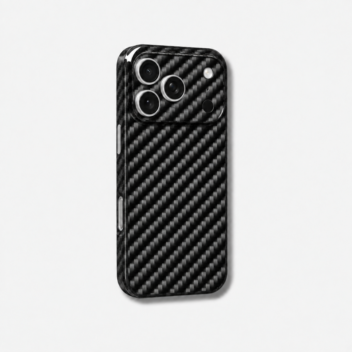 Coque iPhone MONOCOQUE FIBRE Fibernium, vue de trois quarts, fibre de carbone tissée recouvrant le plateau photo