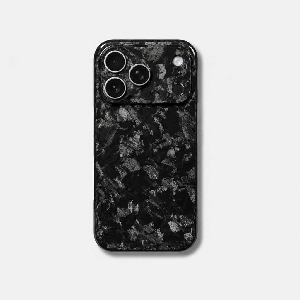 Coque iPhone MONOCOQUE FORGE Fibernium, vue de dos, carbone forgé recouvrant le plateau photo