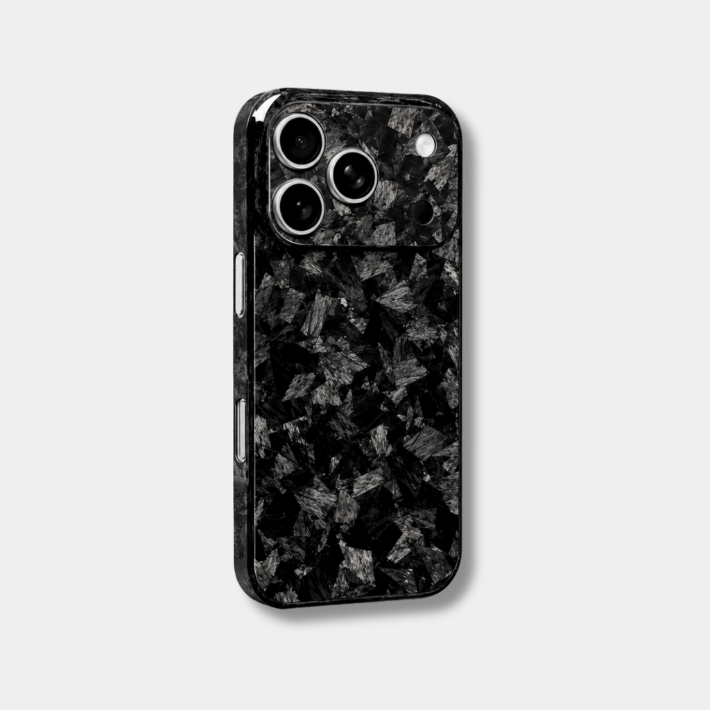 Coque iPhone MONOCOQUE FORGE Fibernium, vue de trois quarts, carbone forgé recouvrant le plateau photo