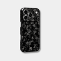 Coque iPhone MONOCOQUE FORGE Fibernium, vue de trois quarts, carbone forgé recouvrant le plateau photo