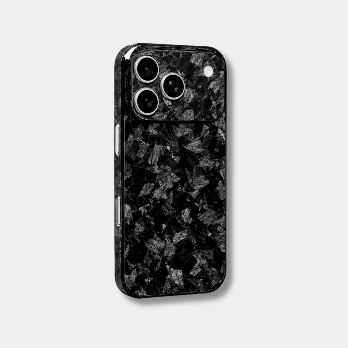 Coque iPhone MONOCOQUE FORGE Fibernium, vue de trois quarts, carbone forgé recouvrant le plateau photo