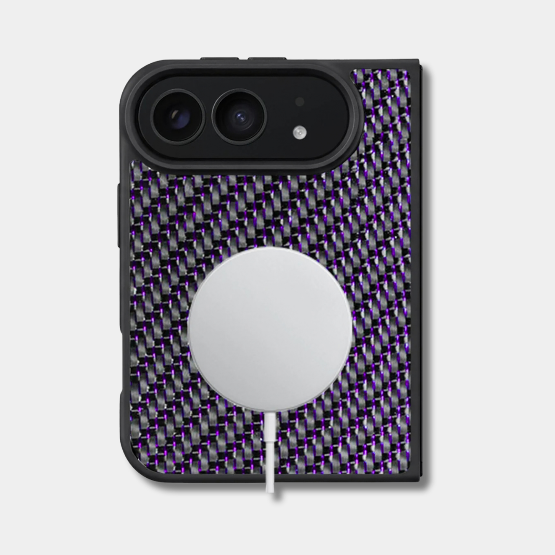 Coque iPhone Duo en fibre de carbone tissée colorée, teinte violet, avec un chargeur sans fil posé au dos