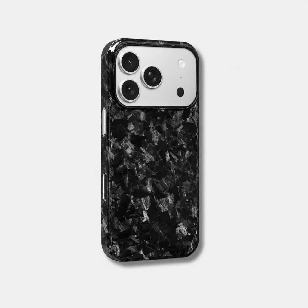 Coque iPhone HALO FORGE Fibernium, vue de trois quarts, carbone forgé, plateau photo apparent