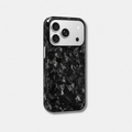 Coque iPhone HALO FORGE Fibernium, vue de trois quarts, carbone forgé, plateau photo apparent