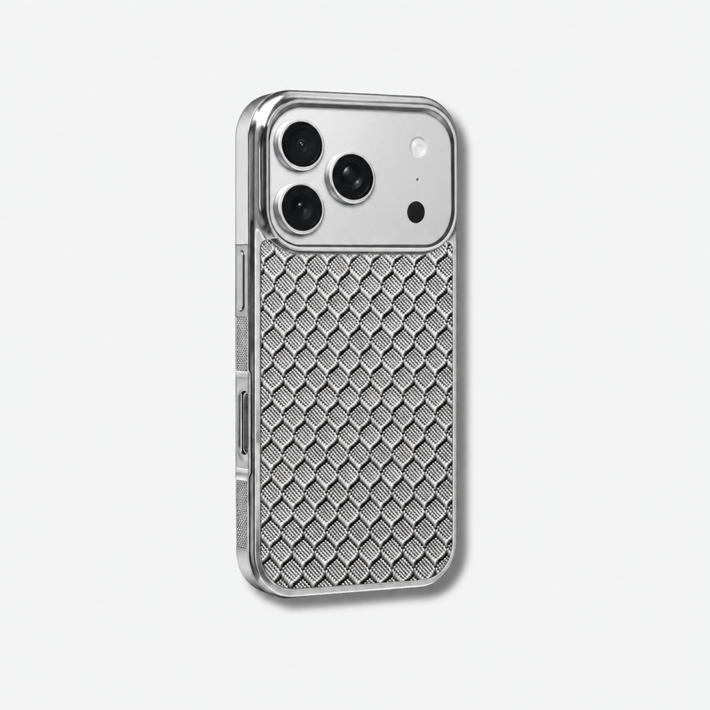Coque iPhone HYBRIDE Fibernium, vue de trois quarts, dos tressé gris en fibre de verre effet carbone et contour silicone