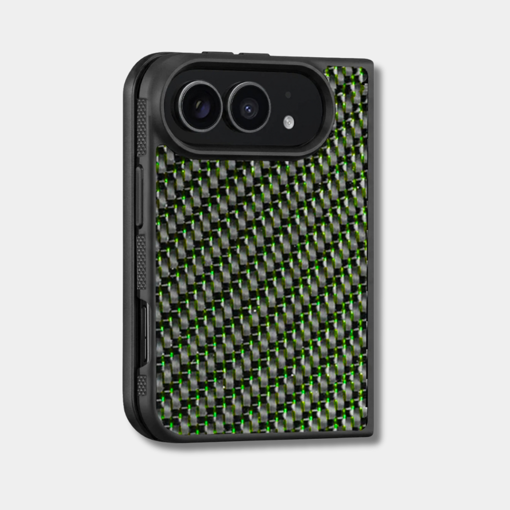 Coque iPhone Duo en fibre de carbone tissée colorée, teinte vert, de trois quarts