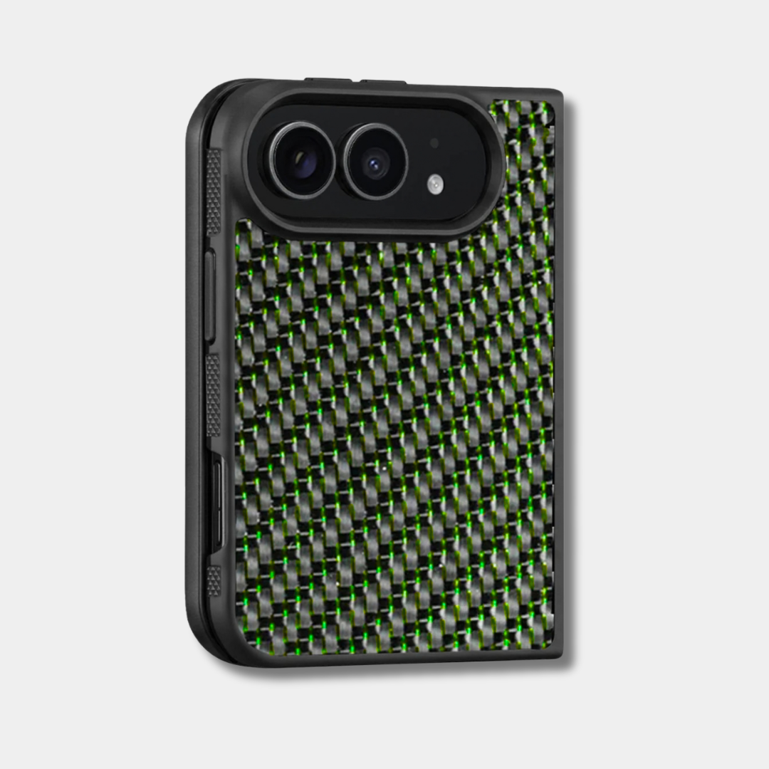 Coque iPhone Duo en fibre de carbone tissée colorée, teinte vert, de trois quarts