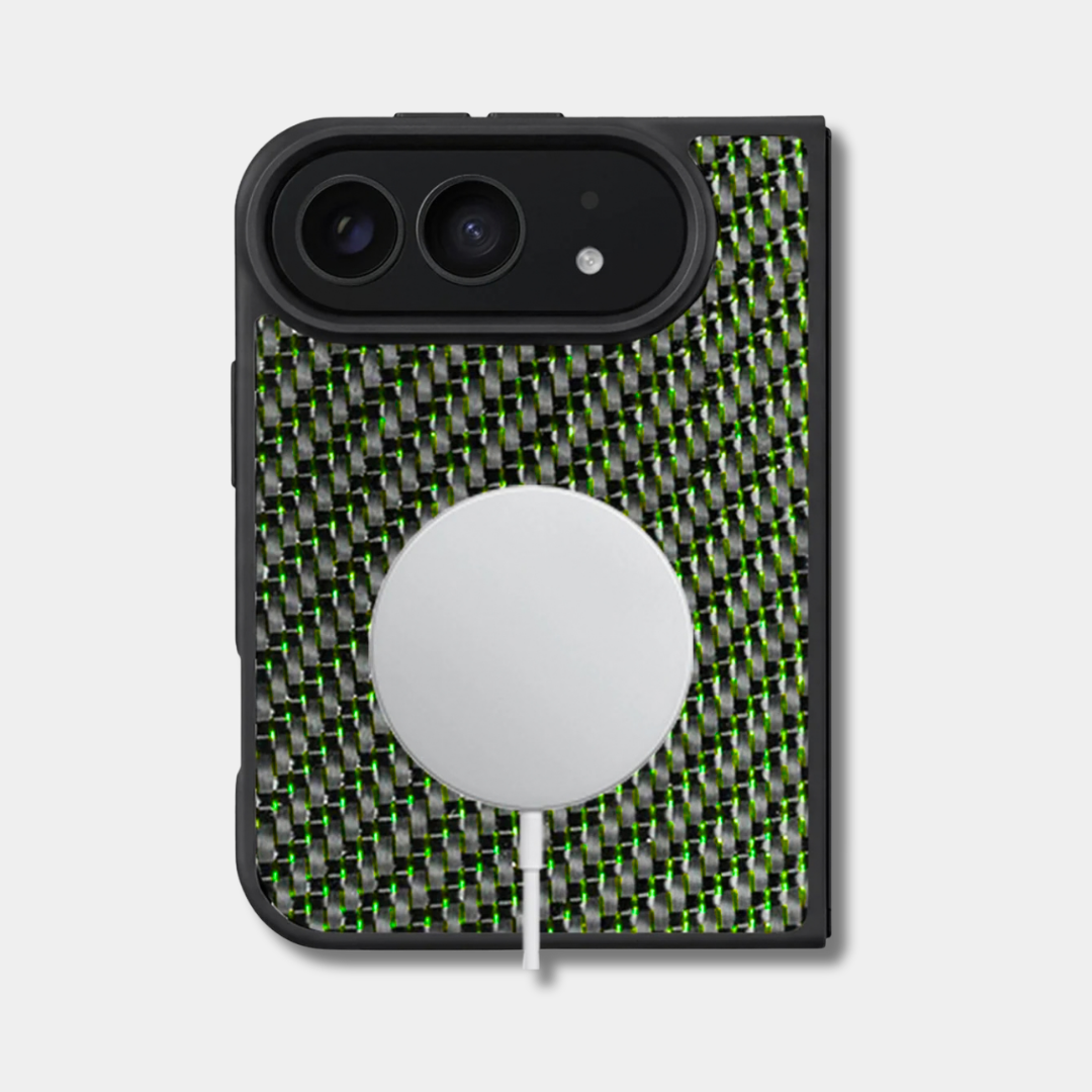 Coque iPhone Duo en fibre de carbone tissée colorée, teinte vert, avec un chargeur sans fil posé au dos