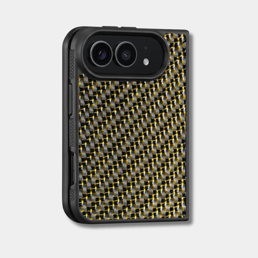 Coque iPhone Duo en fibre de carbone tissée colorée, teinte or, de trois quarts
