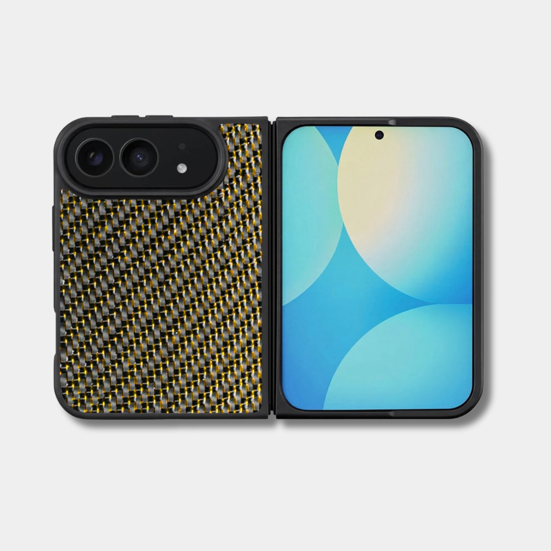 Coque iPhone Duo en fibre de carbone tissée colorée, teinte or, ouverte à plat, dos et écran