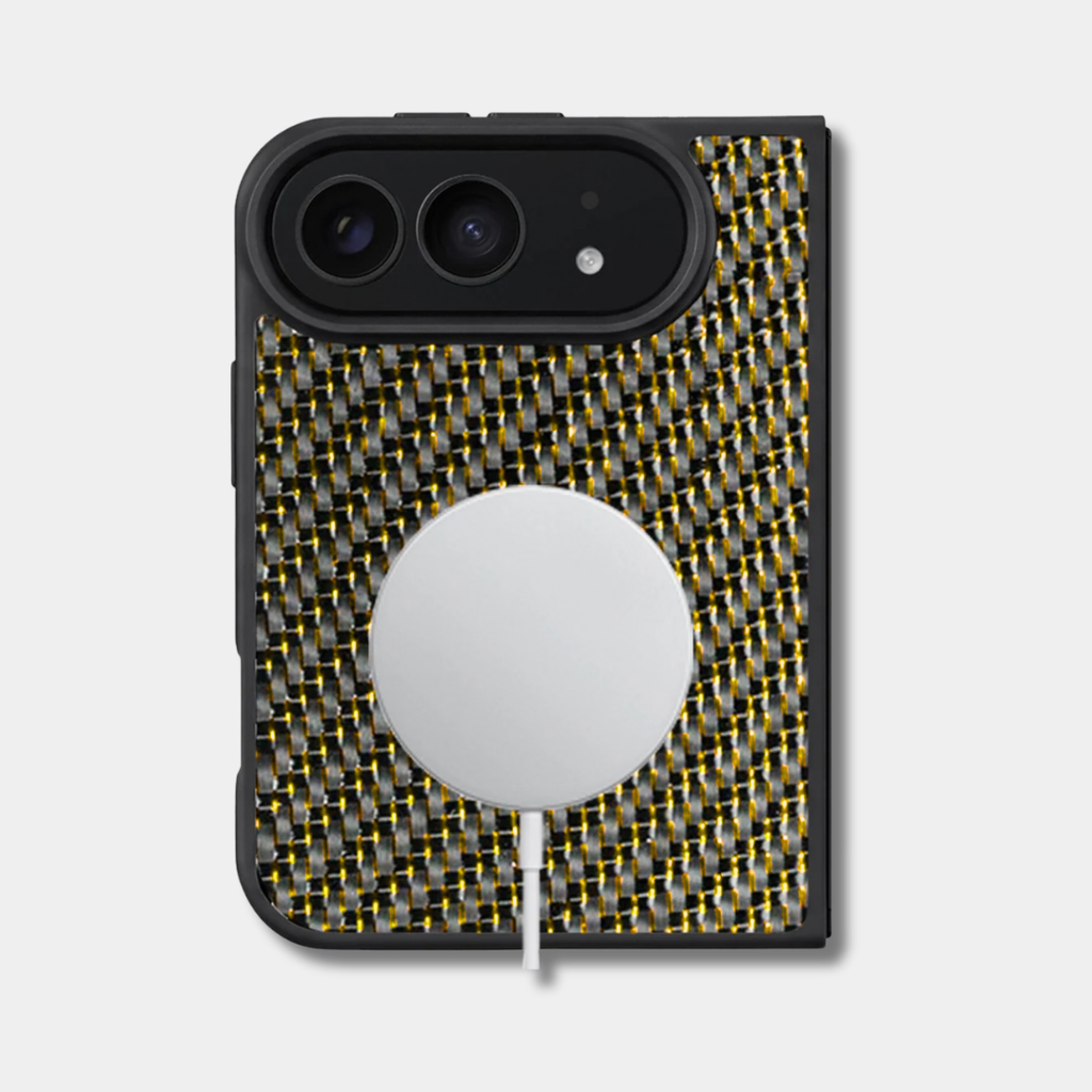 Coque iPhone Duo en fibre de carbone tissée colorée, teinte or, avec un chargeur sans fil posé au dos
