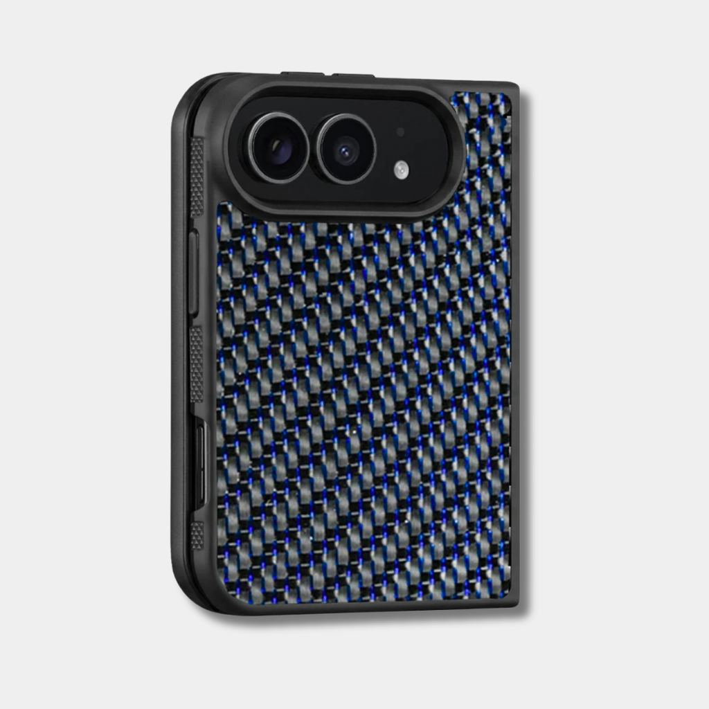 Coque iPhone Duo en fibre de carbone tissée colorée, teinte bleu, de trois quarts