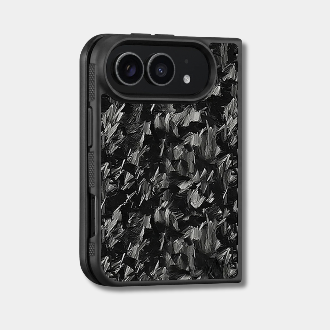 Coque iPhone Duo en carbone forgé BRUTE noir Fibernium, de trois quarts