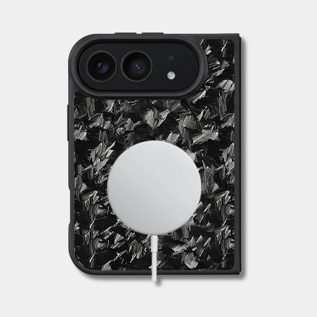 Coque iPhone Duo en carbone forgé BRUTE noir Fibernium, avec un chargeur sans fil posé au dos