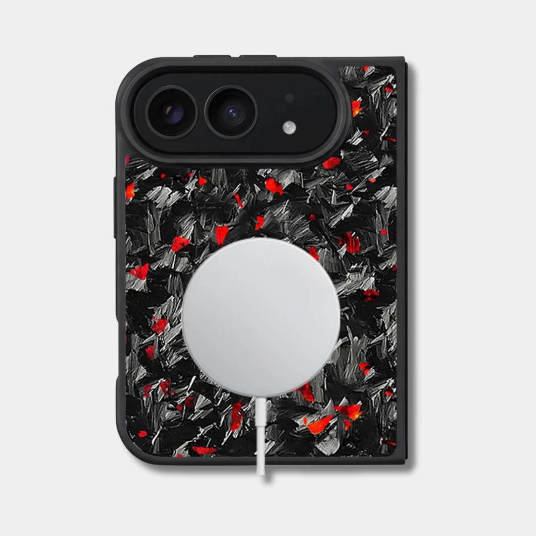 Coque iPhone Duo en carbone forgé BRUTE coloré, teinte rouge, avec un chargeur sans fil posé au dos