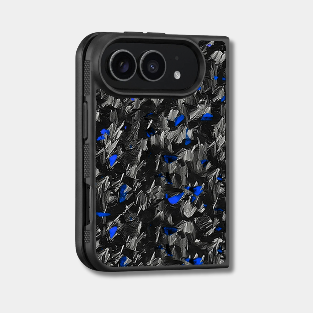 Coque iPhone Duo en carbone forgé BRUTE coloré, teinte bleu, de trois quarts