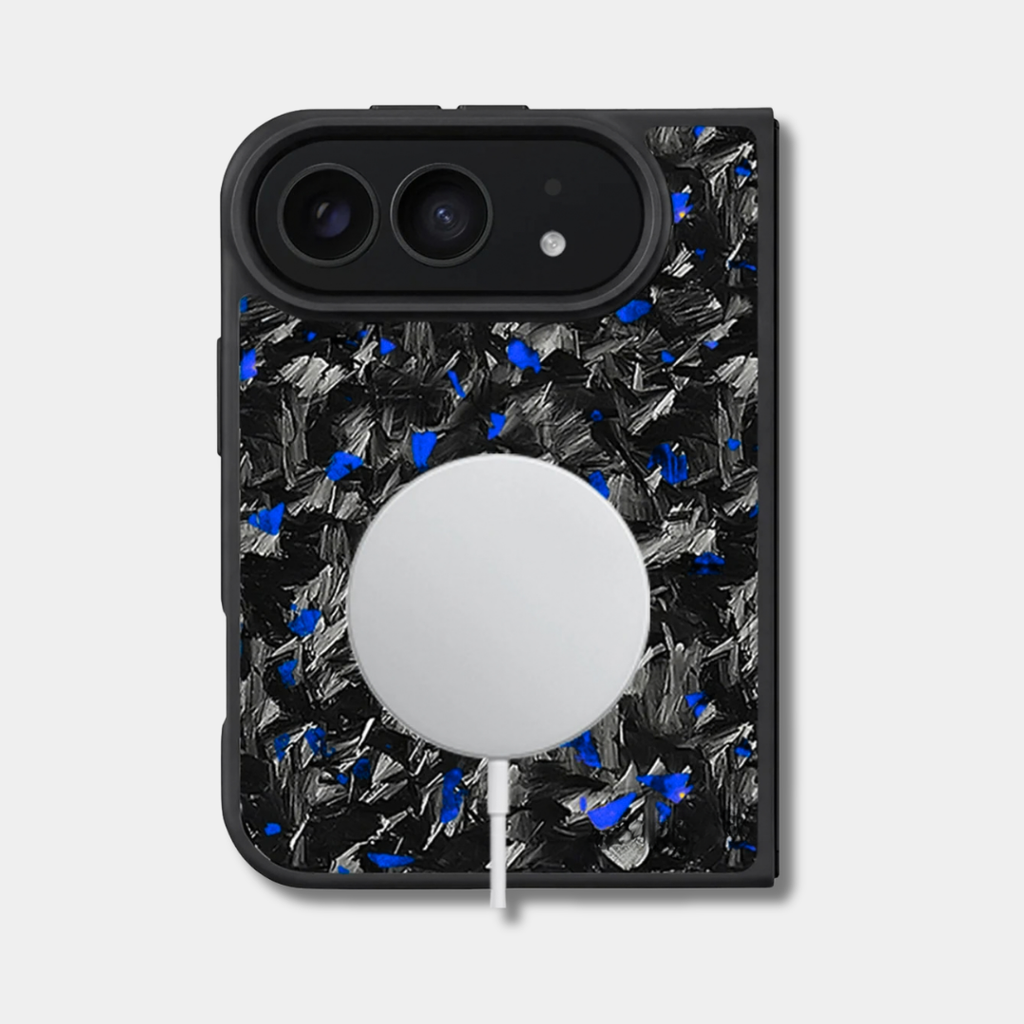 Coque iPhone Duo en carbone forgé BRUTE coloré, teinte bleu, avec un chargeur sans fil posé au dos