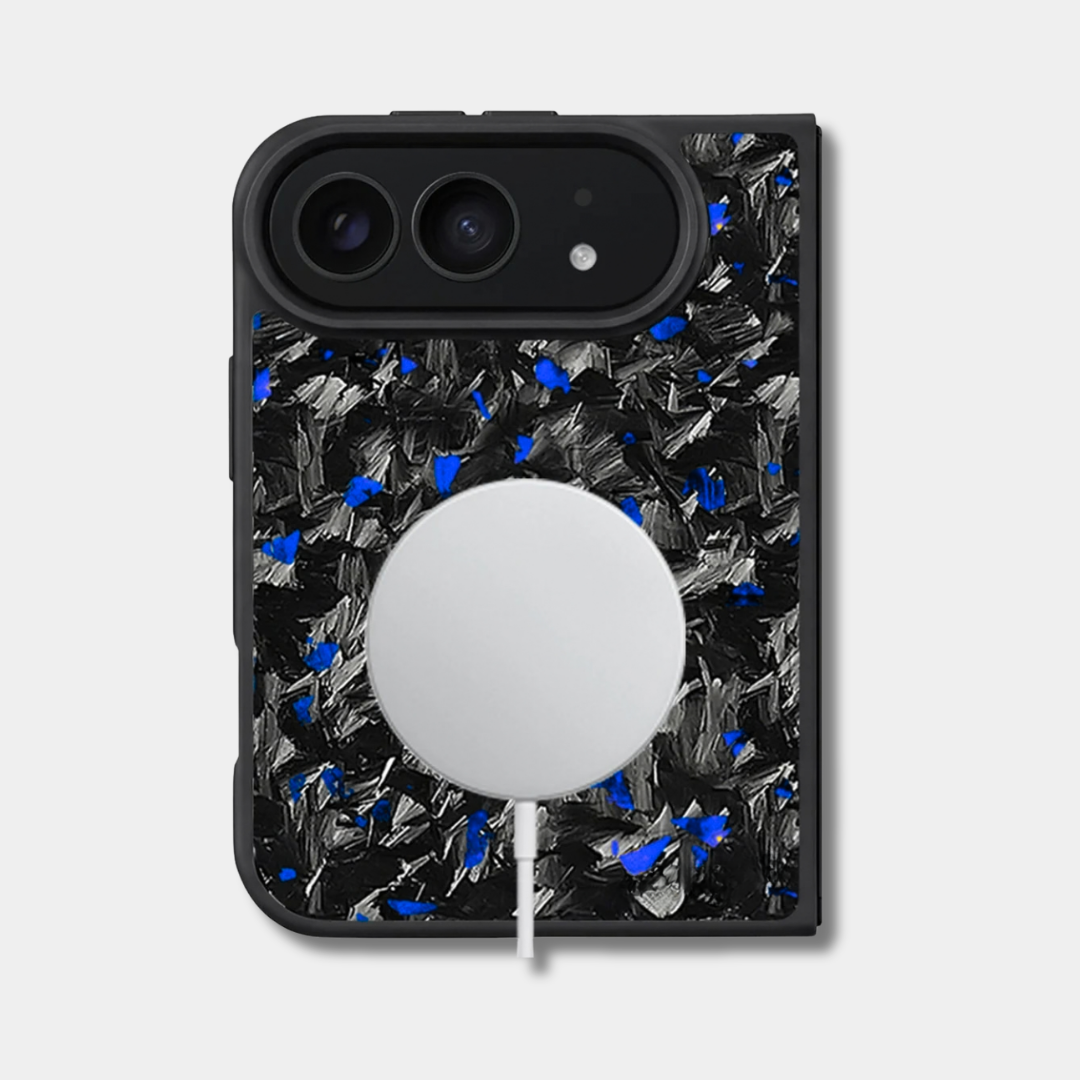 Coque iPhone Duo en carbone forgé BRUTE coloré, teinte bleu, avec un chargeur sans fil posé au dos