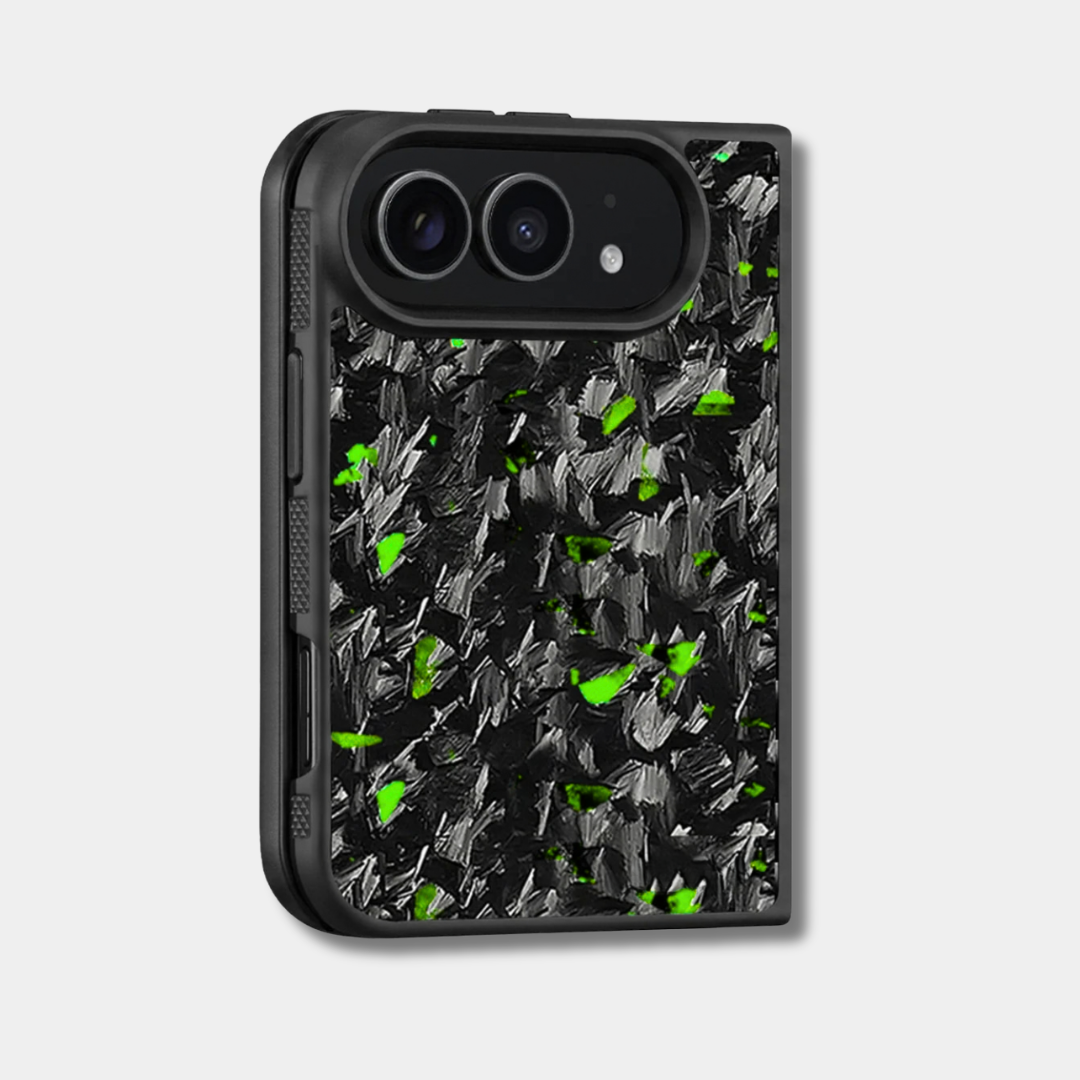 Coque iPhone Duo en carbone forgé BRUTE coloré, teinte vert, de trois quarts