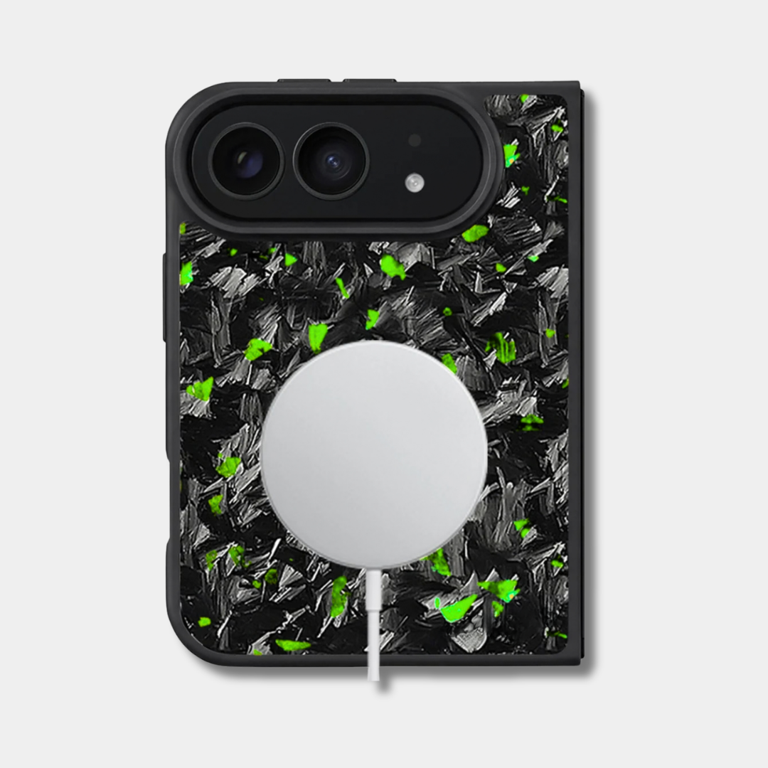 Coque iPhone Duo en carbone forgé BRUTE coloré, teinte vert, avec un chargeur sans fil posé au dos