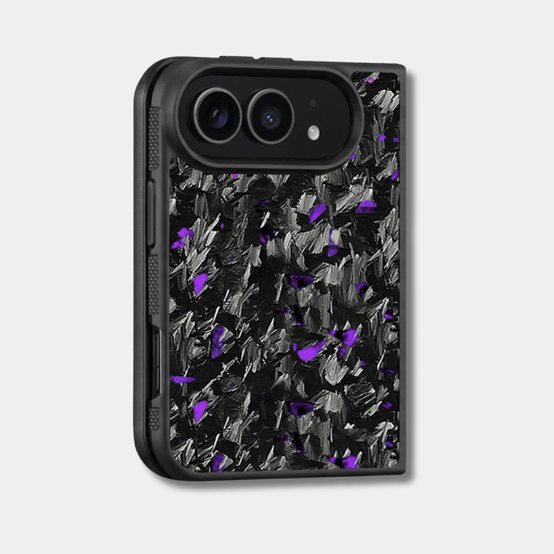 Coque iPhone Duo en carbone forgé BRUTE coloré, teinte violet, de trois quarts