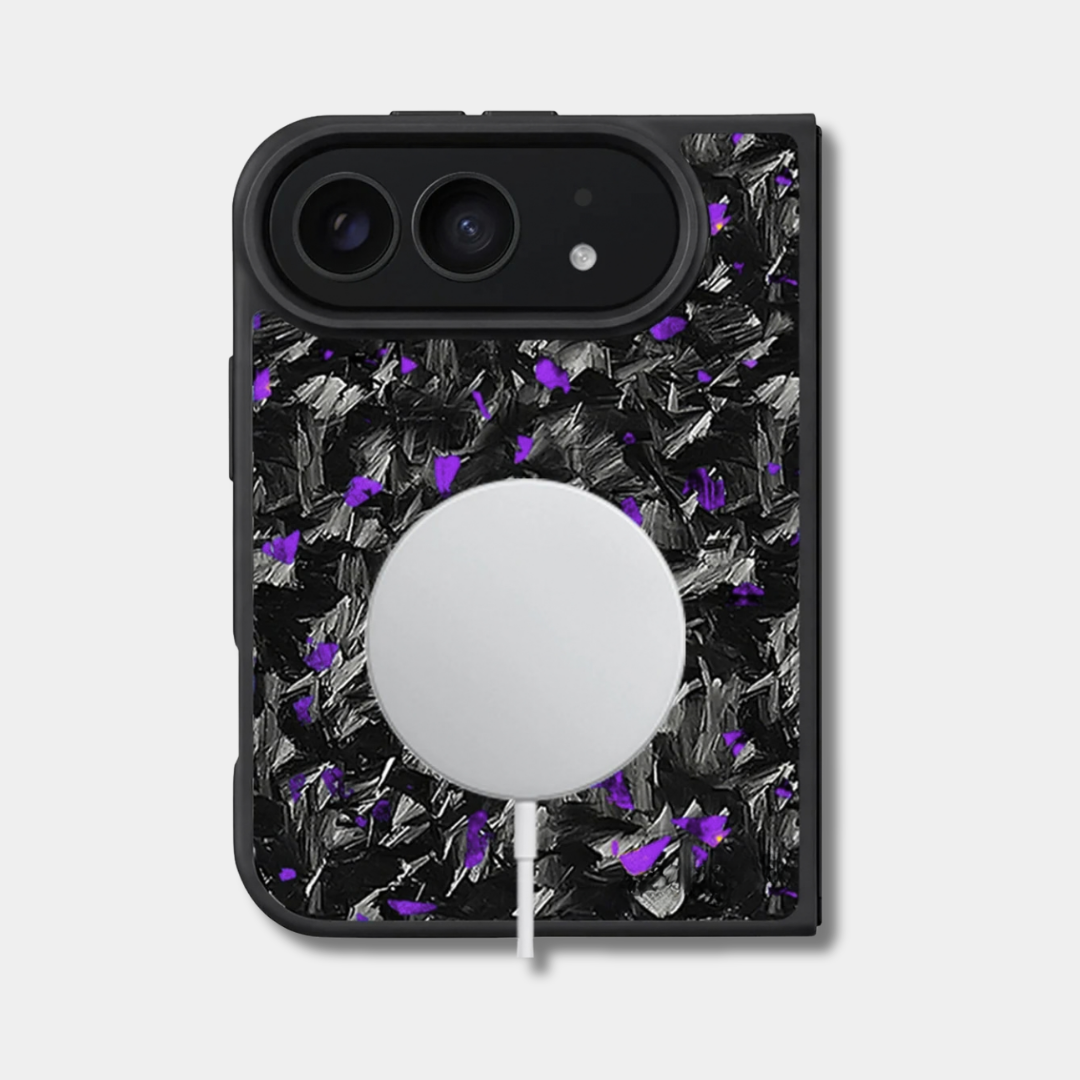 Coque iPhone Duo en carbone forgé BRUTE coloré, teinte violet, avec un chargeur sans fil posé au dos