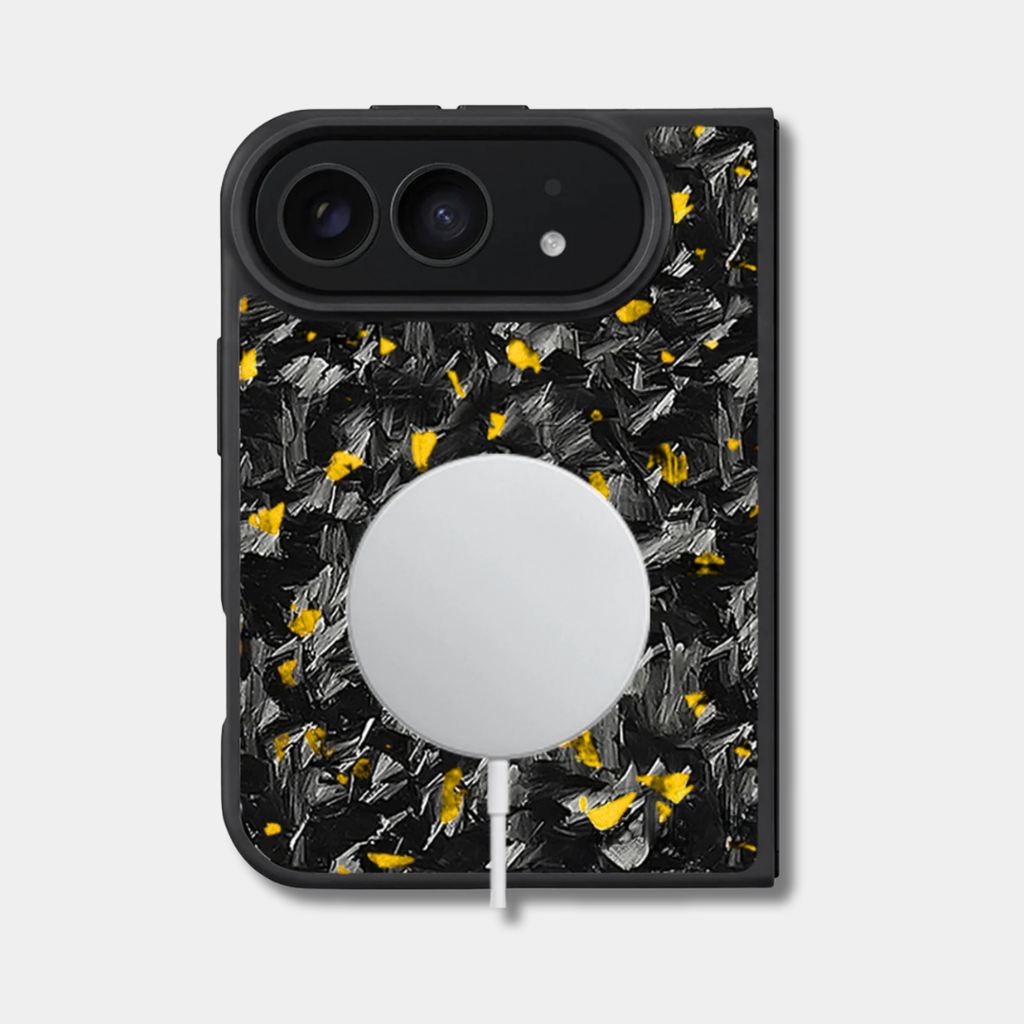 Coque iPhone Duo en carbone forgé BRUTE coloré, teinte or, avec un chargeur sans fil posé au dos