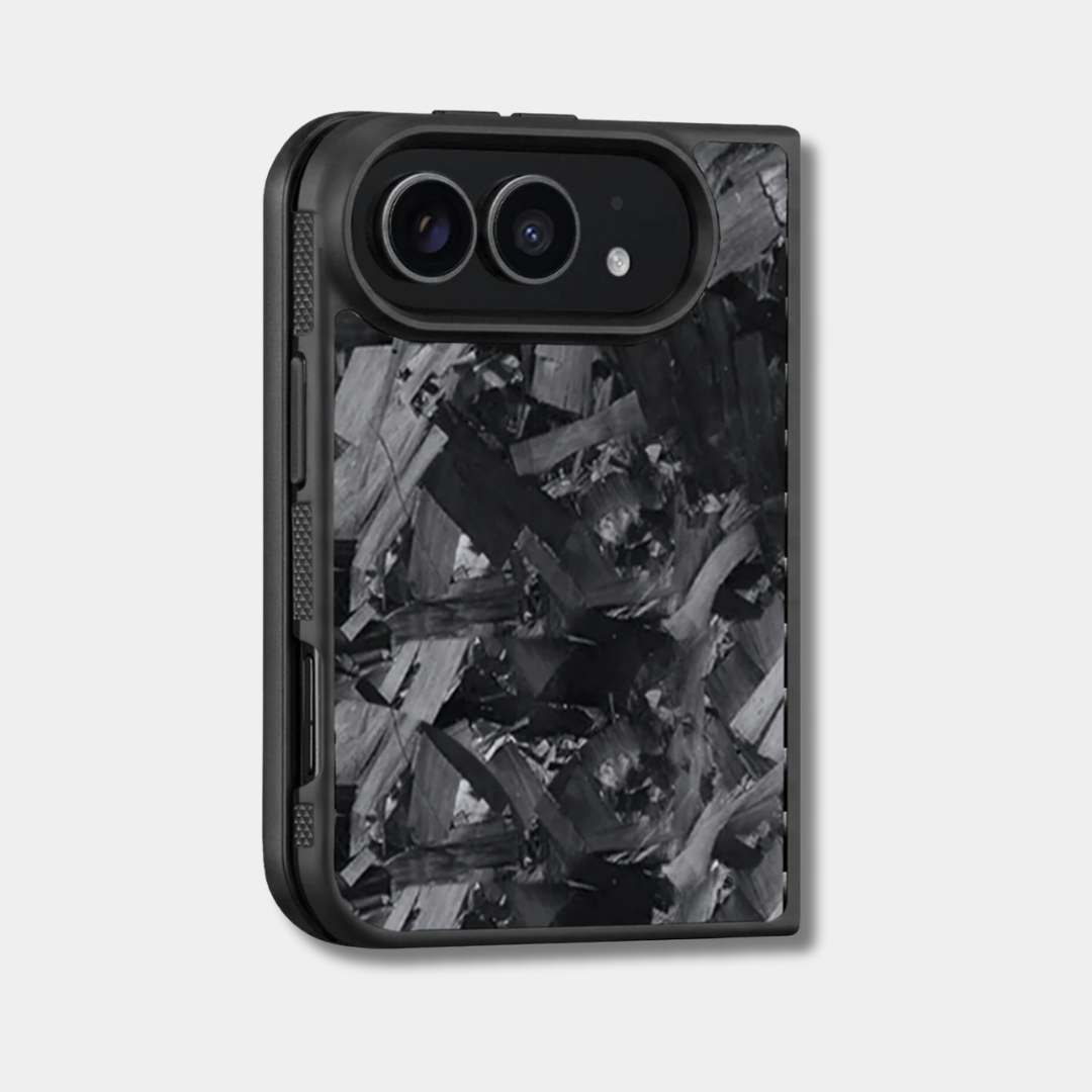 Coque iPhone Duo en carbone forgé noir Fibernium, de trois quarts