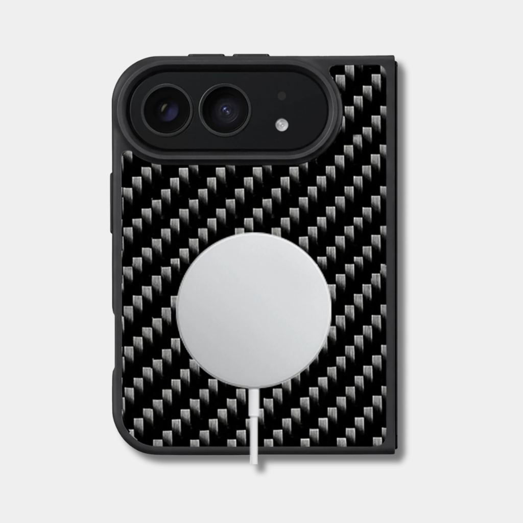 Coque iPhone Duo en fibre de carbone tissée Fibernium, avec un chargeur sans fil posé au dos