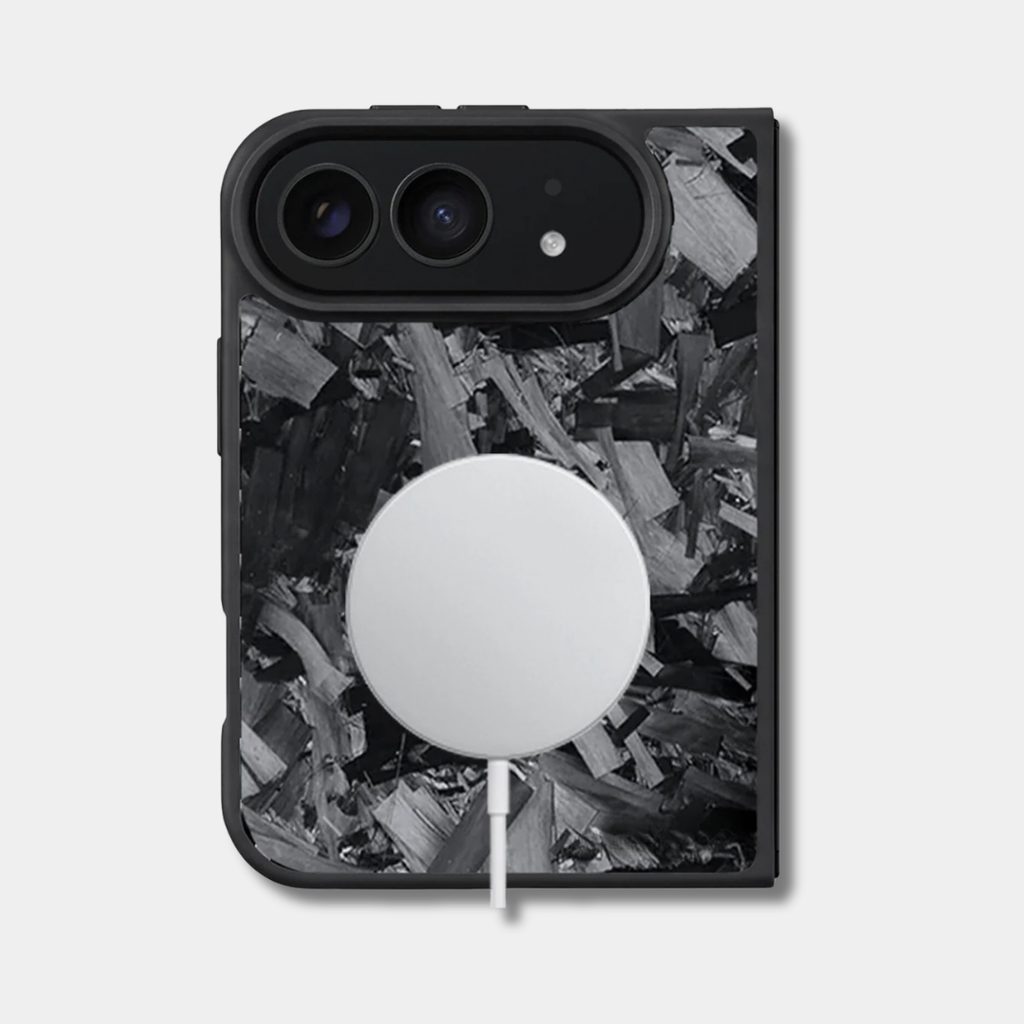 Coque iPhone Duo en carbone forgé noir Fibernium, avec un chargeur sans fil posé au dos
