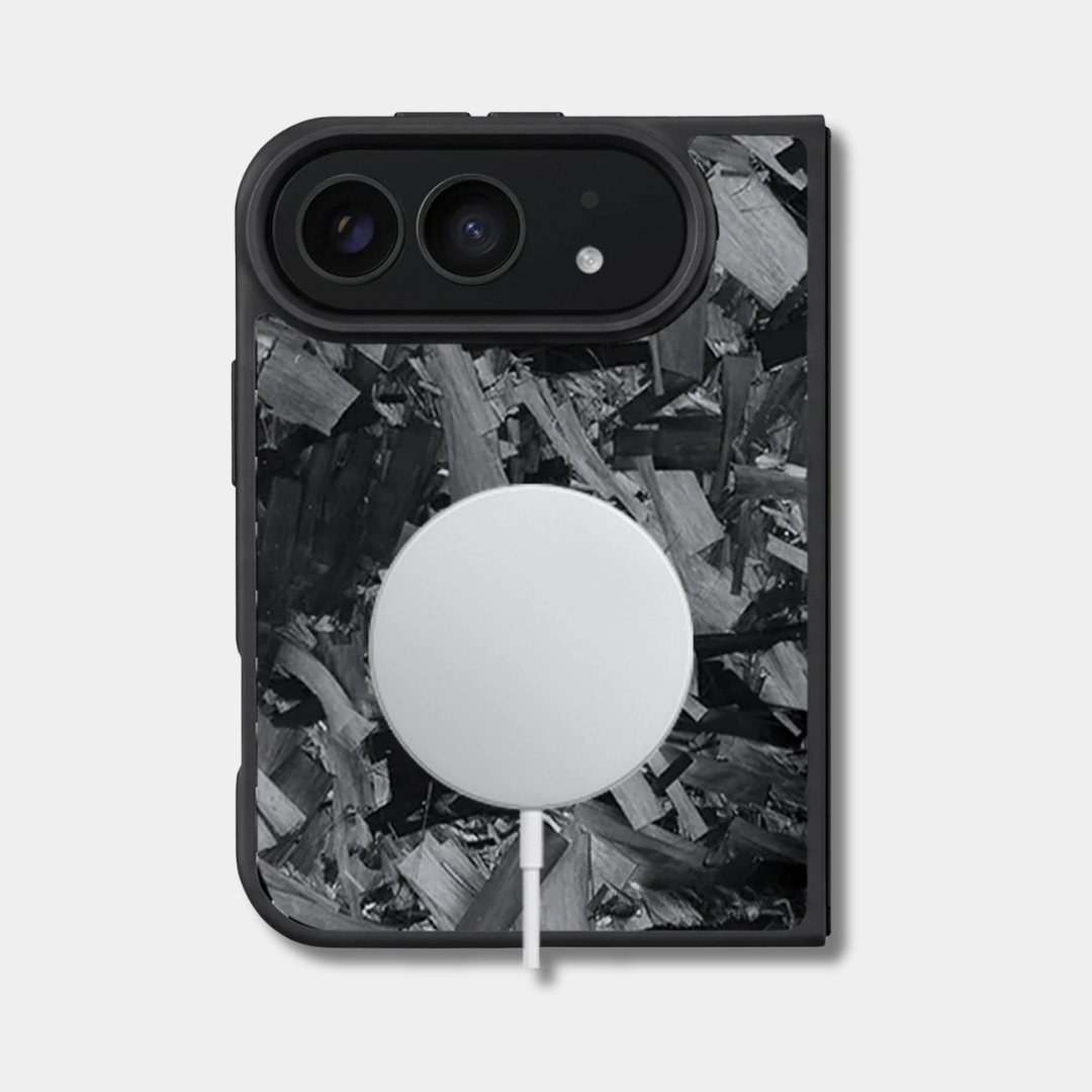 Coque iPhone Duo en carbone forgé noir Fibernium, avec un chargeur sans fil posé au dos