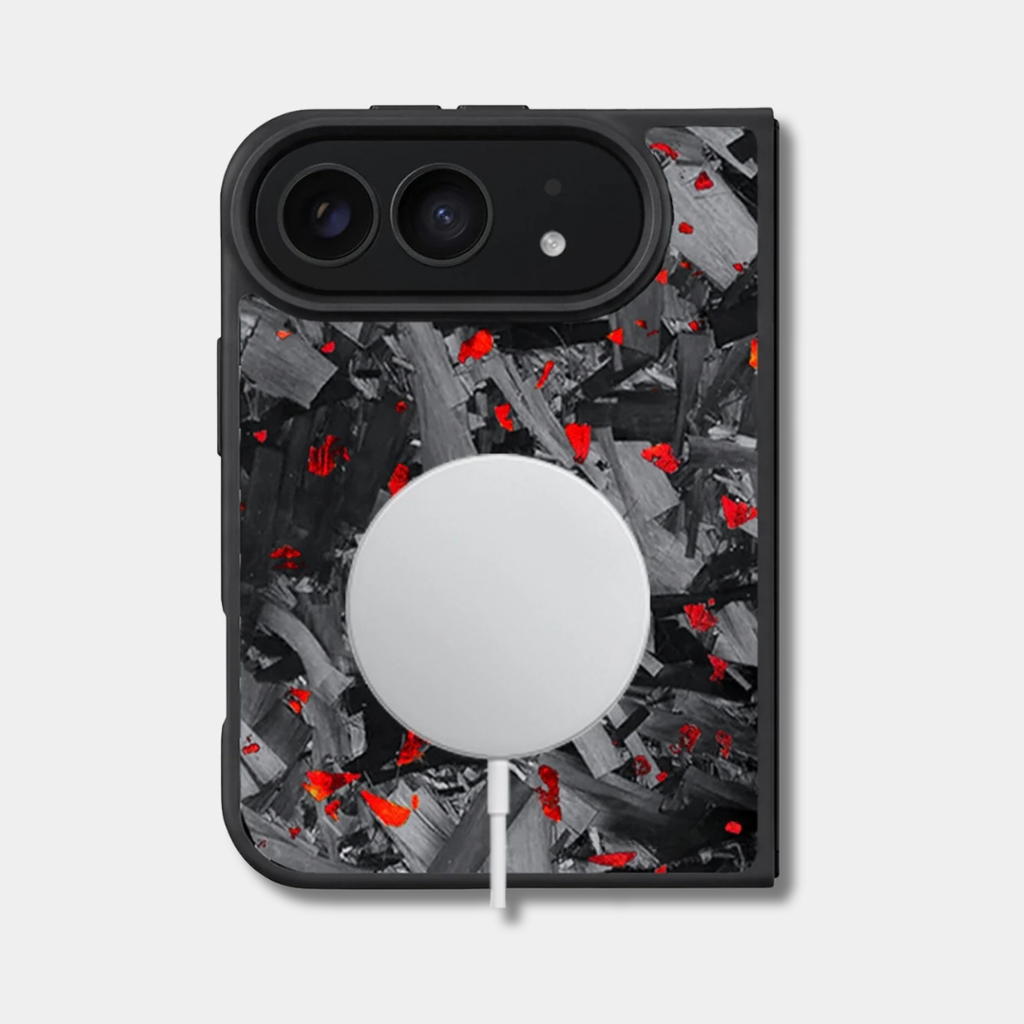 Coque iPhone Duo en carbone forgé coloré Fibernium, teinte rouge, avec un chargeur sans fil posé au dos