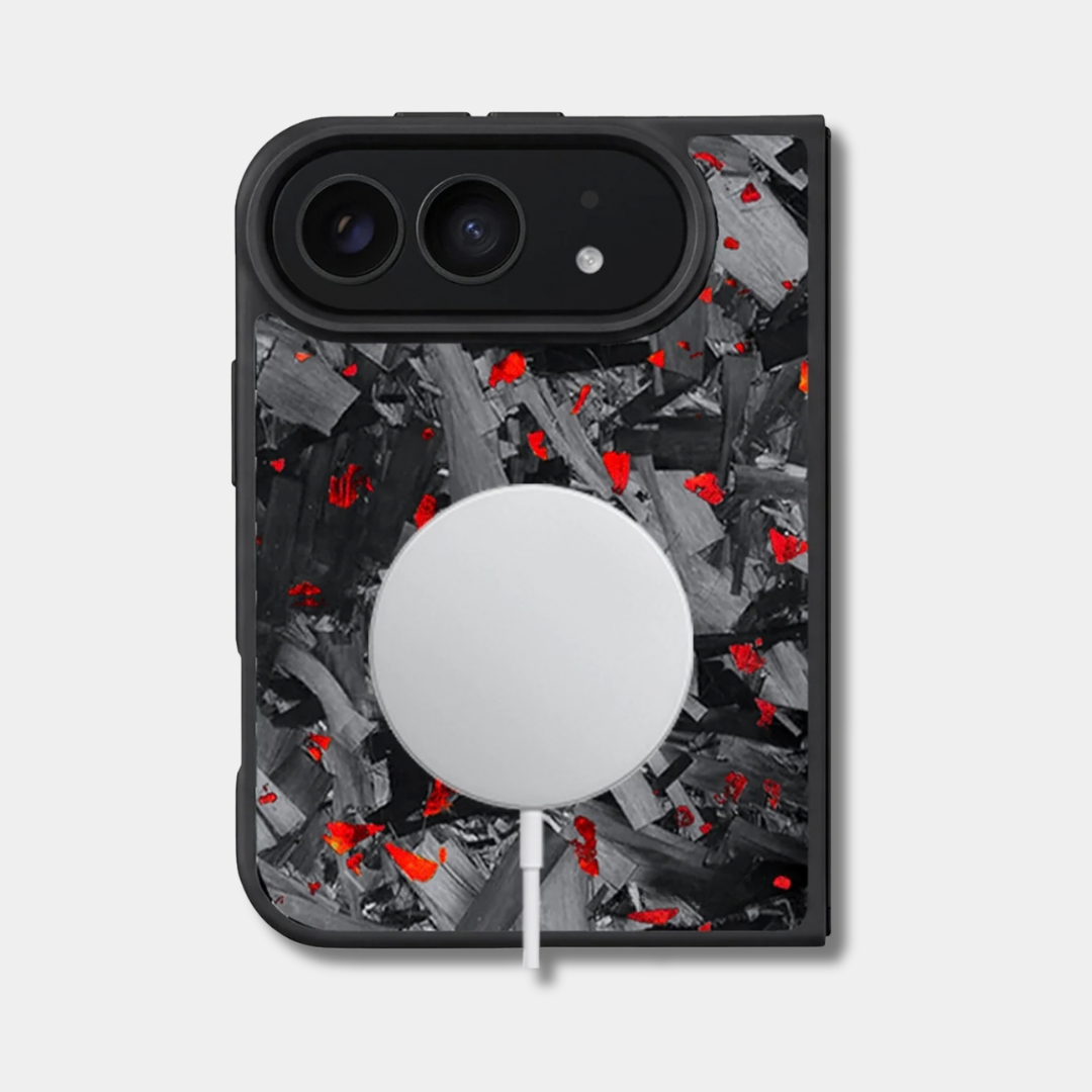 Coque iPhone Duo en carbone forgé coloré Fibernium, teinte rouge, avec un chargeur sans fil posé au dos