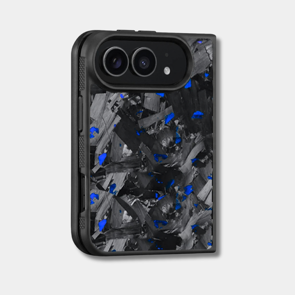 Coque iPhone Duo en carbone forgé coloré Fibernium, teinte bleu, de trois quarts