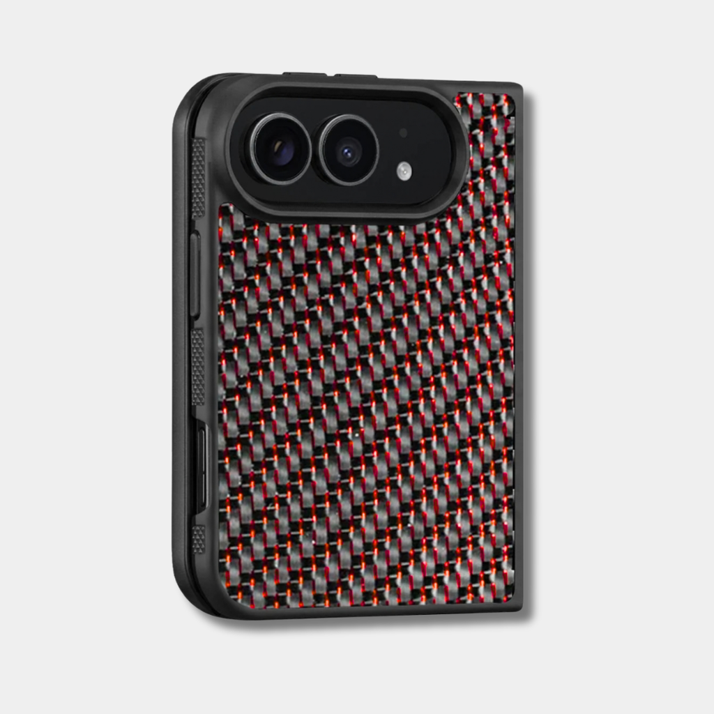Coque iPhone Duo en fibre de carbone tissée colorée, teinte rouge, de trois quarts