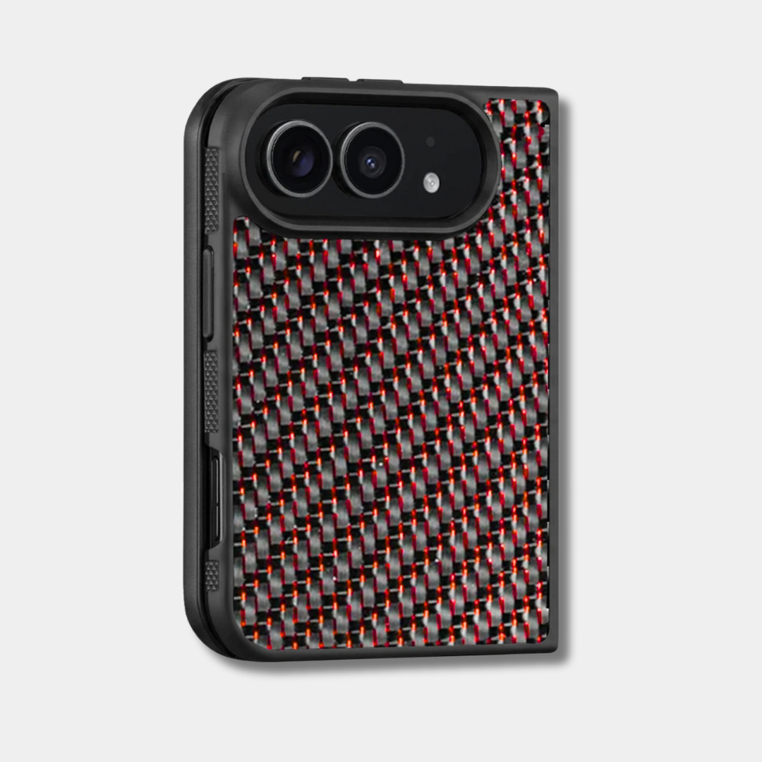 Coque iPhone Duo en fibre de carbone tissée colorée, teinte rouge, de trois quarts