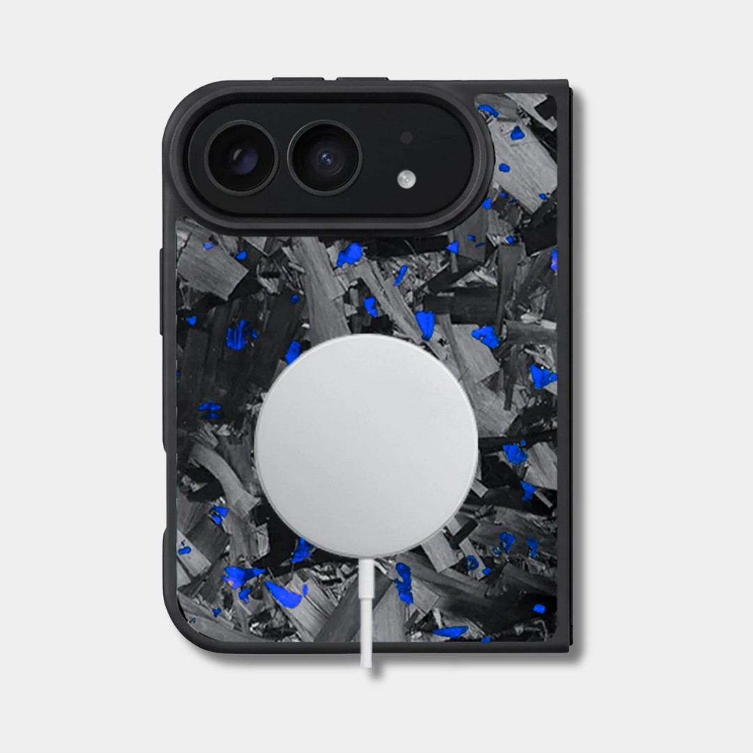 Coque iPhone Duo en carbone forgé coloré Fibernium, teinte bleu, avec un chargeur sans fil posé au dos