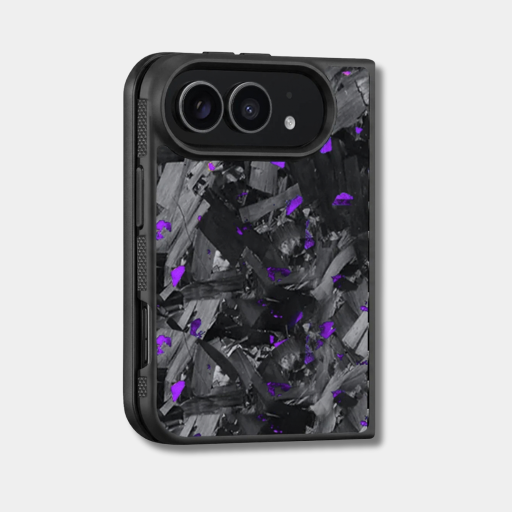Coque iPhone Duo en carbone forgé coloré Fibernium, teinte violet, de trois quarts