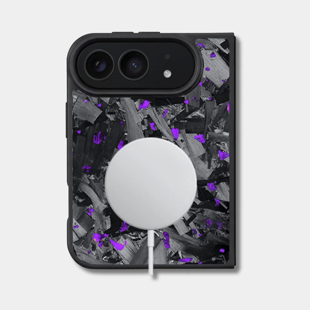 Coque iPhone Duo en carbone forgé coloré Fibernium, teinte violet, avec un chargeur sans fil posé au dos