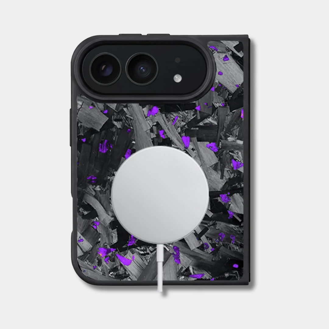 Coque iPhone Duo en carbone forgé coloré Fibernium, teinte violet, avec un chargeur sans fil posé au dos