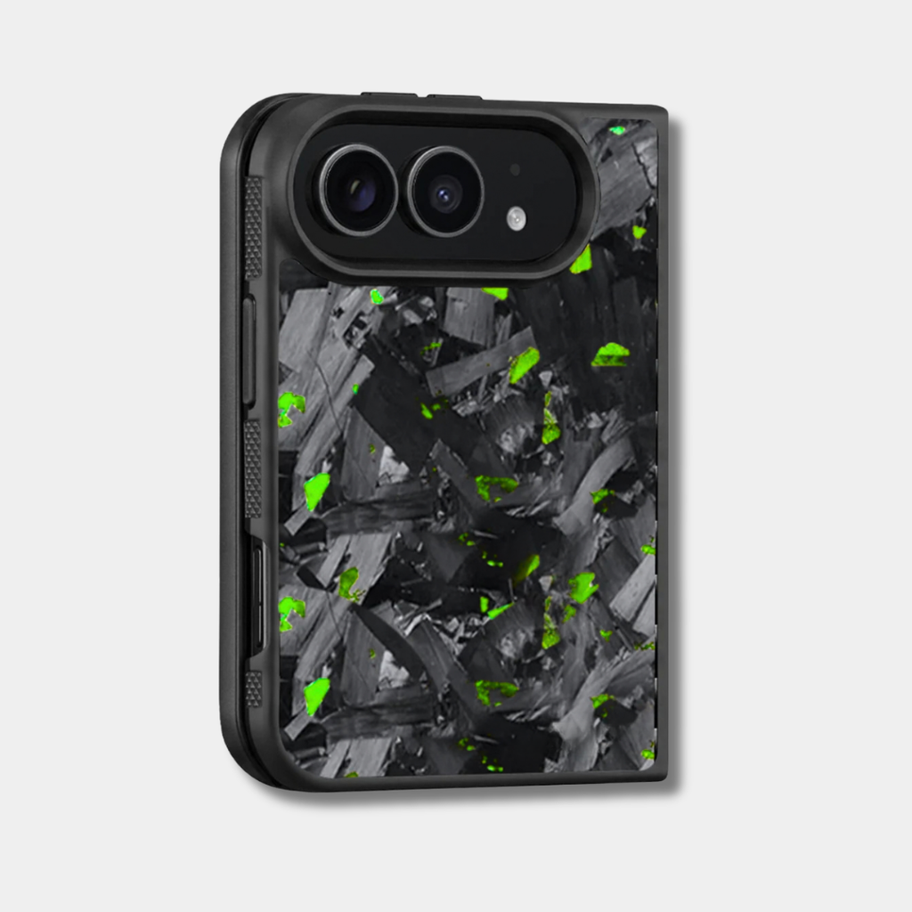 Coque iPhone Duo en carbone forgé coloré Fibernium, teinte vert, de trois quarts