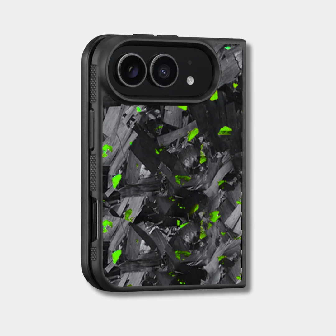 Coque iPhone Duo en carbone forgé coloré Fibernium, teinte vert, de trois quarts