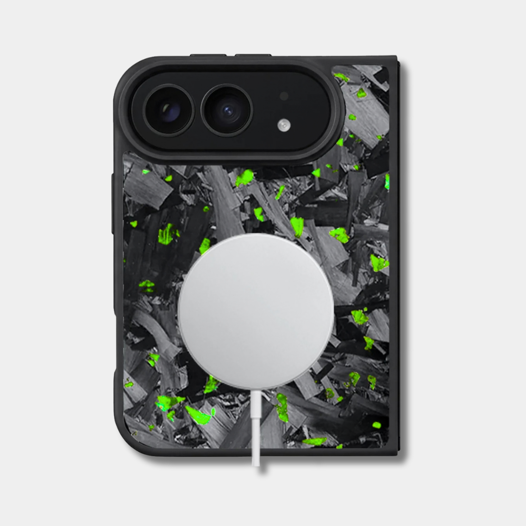 Coque iPhone Duo en carbone forgé coloré Fibernium, teinte vert, avec un chargeur sans fil posé au dos