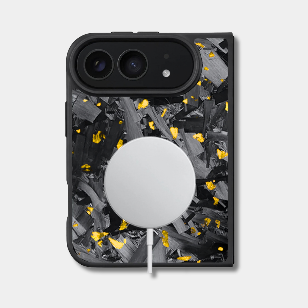 Coque iPhone Duo en carbone forgé coloré Fibernium, teinte or, avec un chargeur sans fil posé au dos