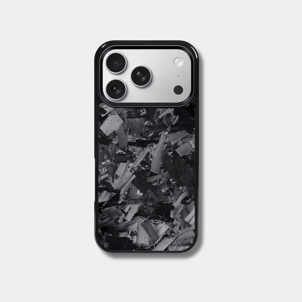 Coque en carbone Fibernium pour iPhone, protège et orne le smartphone avec un design élégant et durable.